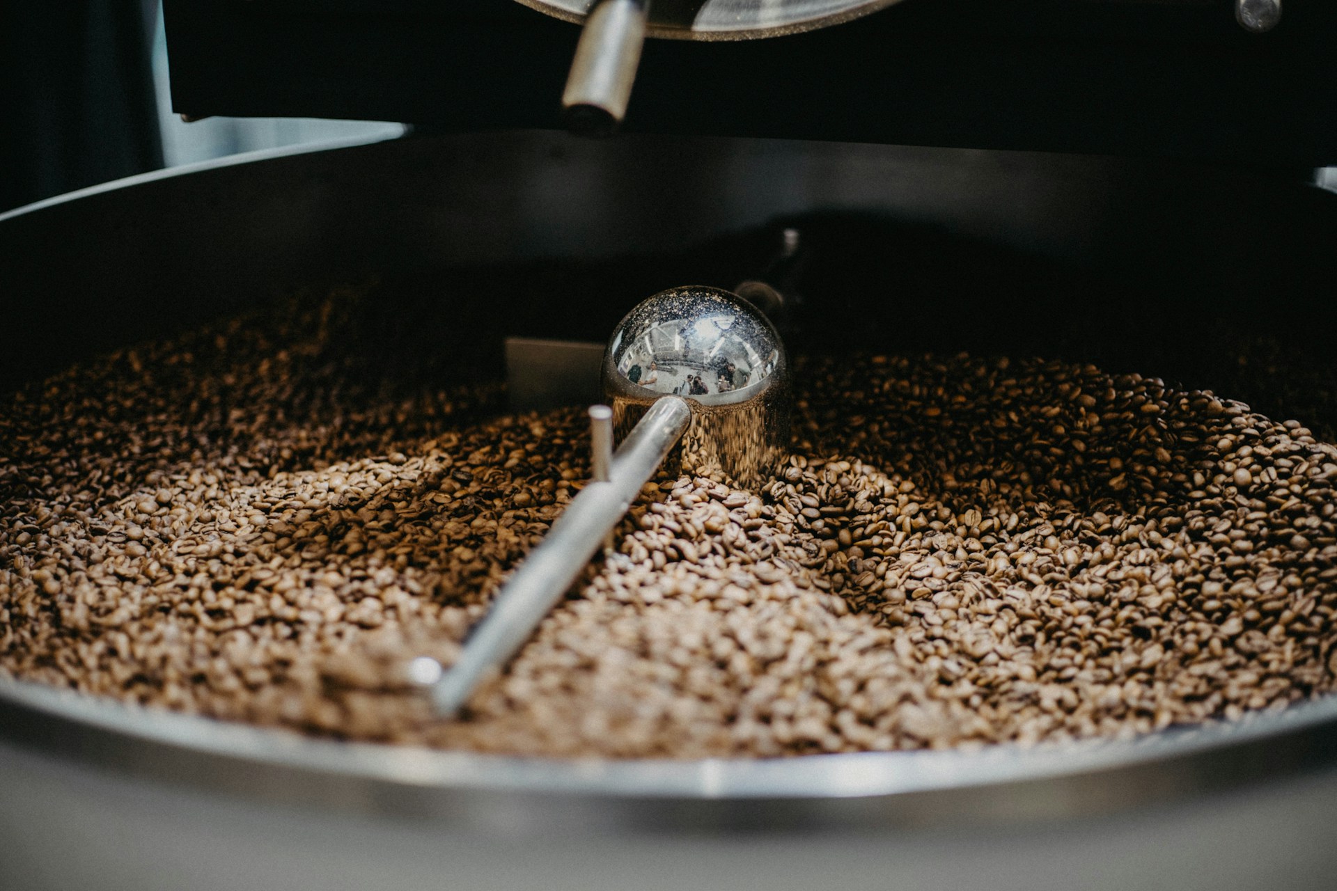 a large pot filled with lots of brown grains