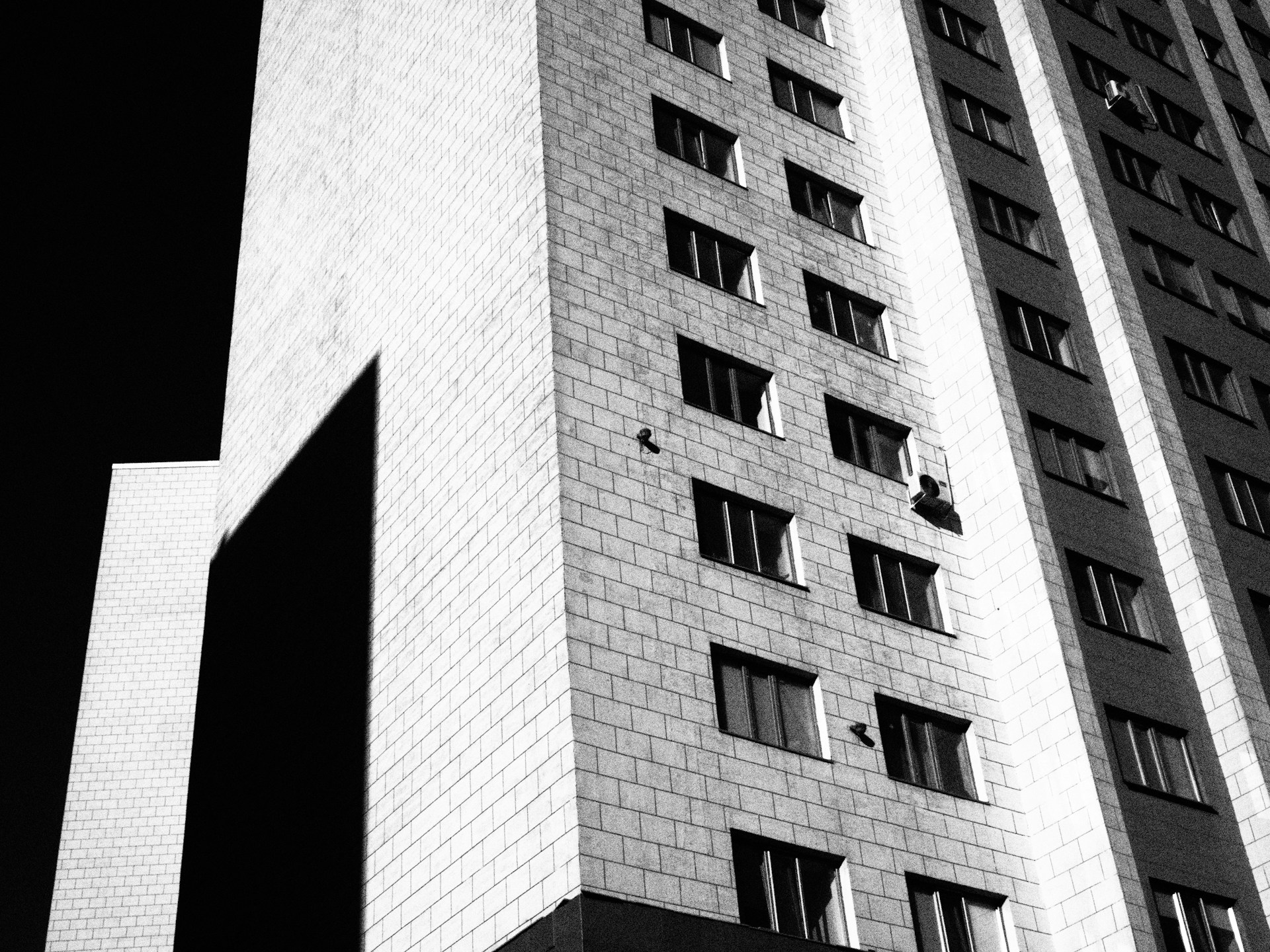 a black and white photo of a tall building