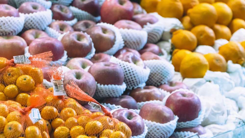 un'esposizione di mele, arance e altri frutti