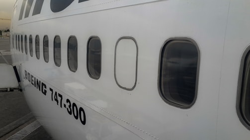 External side view of the Boeing 747 simulator showing its size.