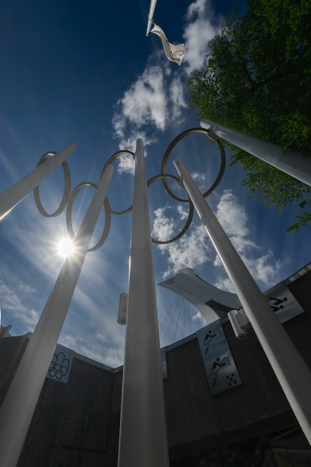 Les anneaux olympiques sont devant un bâtiment