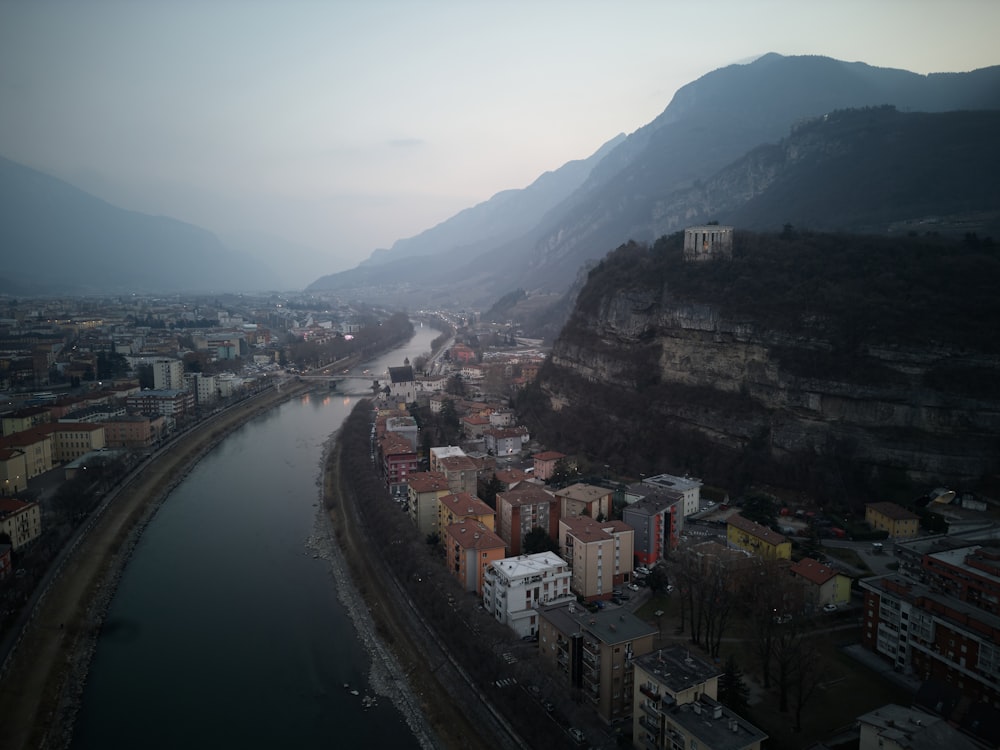 Una vista aérea de un río que atraviesa una ciudad