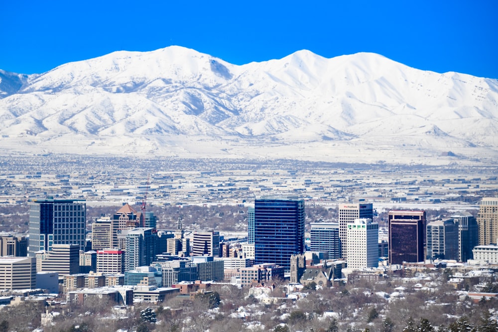 une vue d’une ville avec des montagnes en arrière-plan