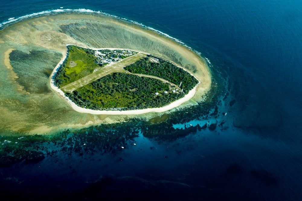 Eine Insel mitten im Ozean