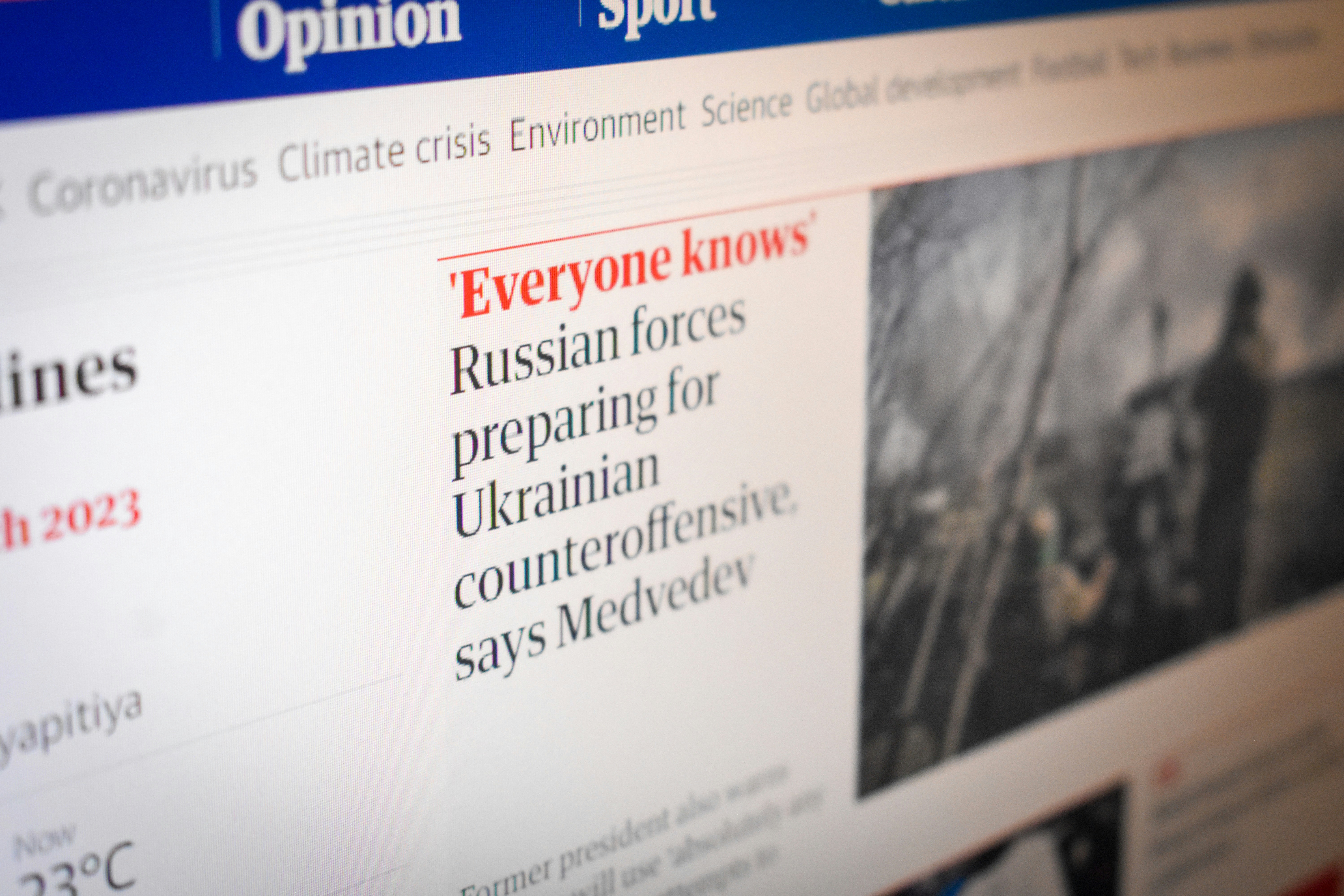 ein Computerbildschirm mit einer Nachrichtenseite