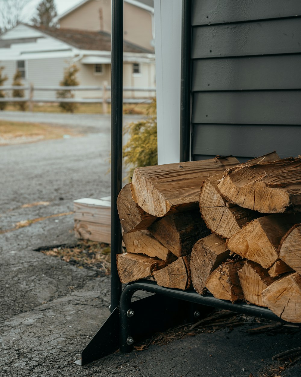 ein Haufen Holz, der vor einem Haus sitzt