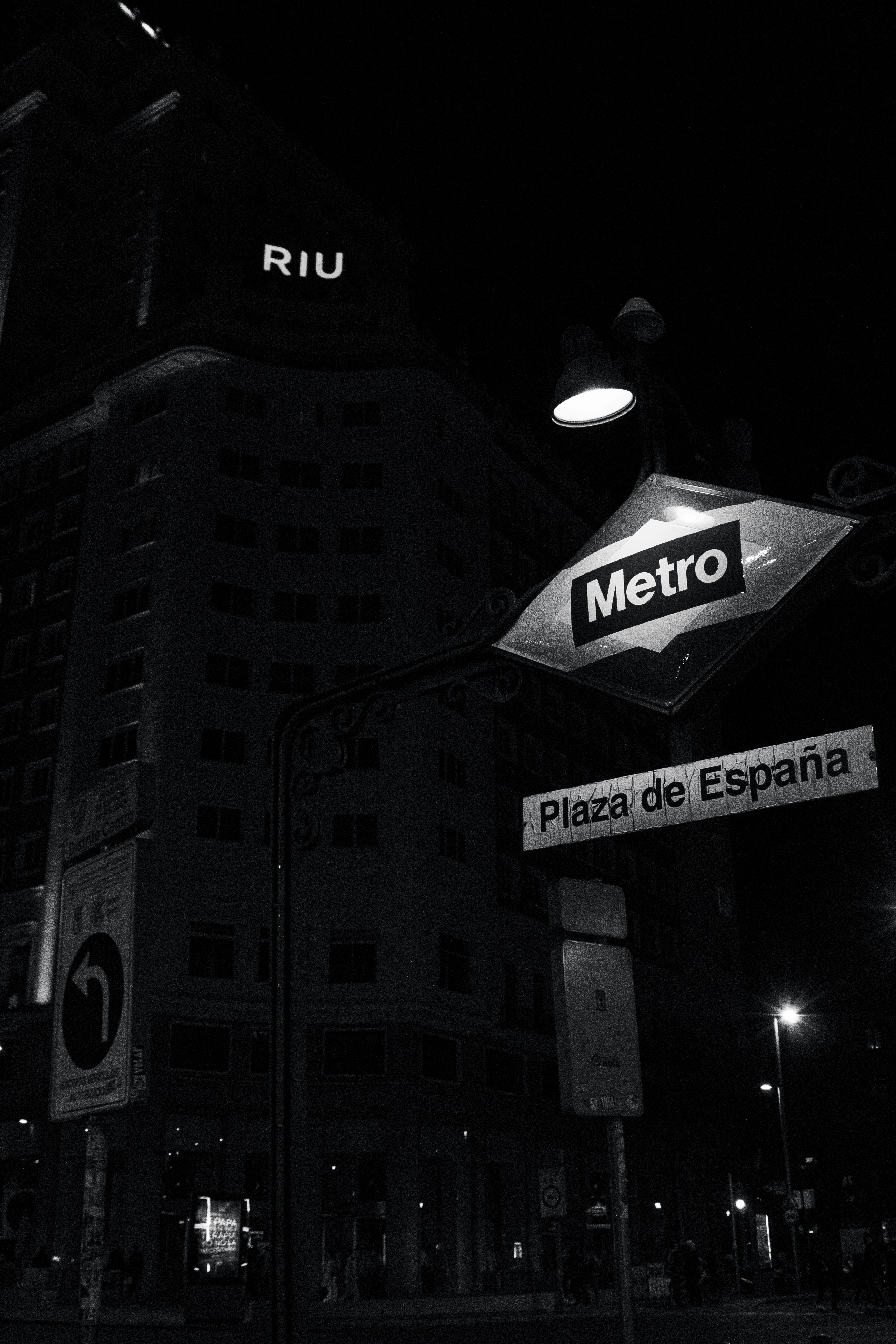 a black and white photo of a metro sign