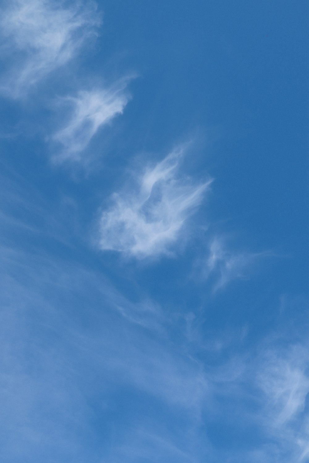 Un aereo che vola in un cielo blu con le nuvole