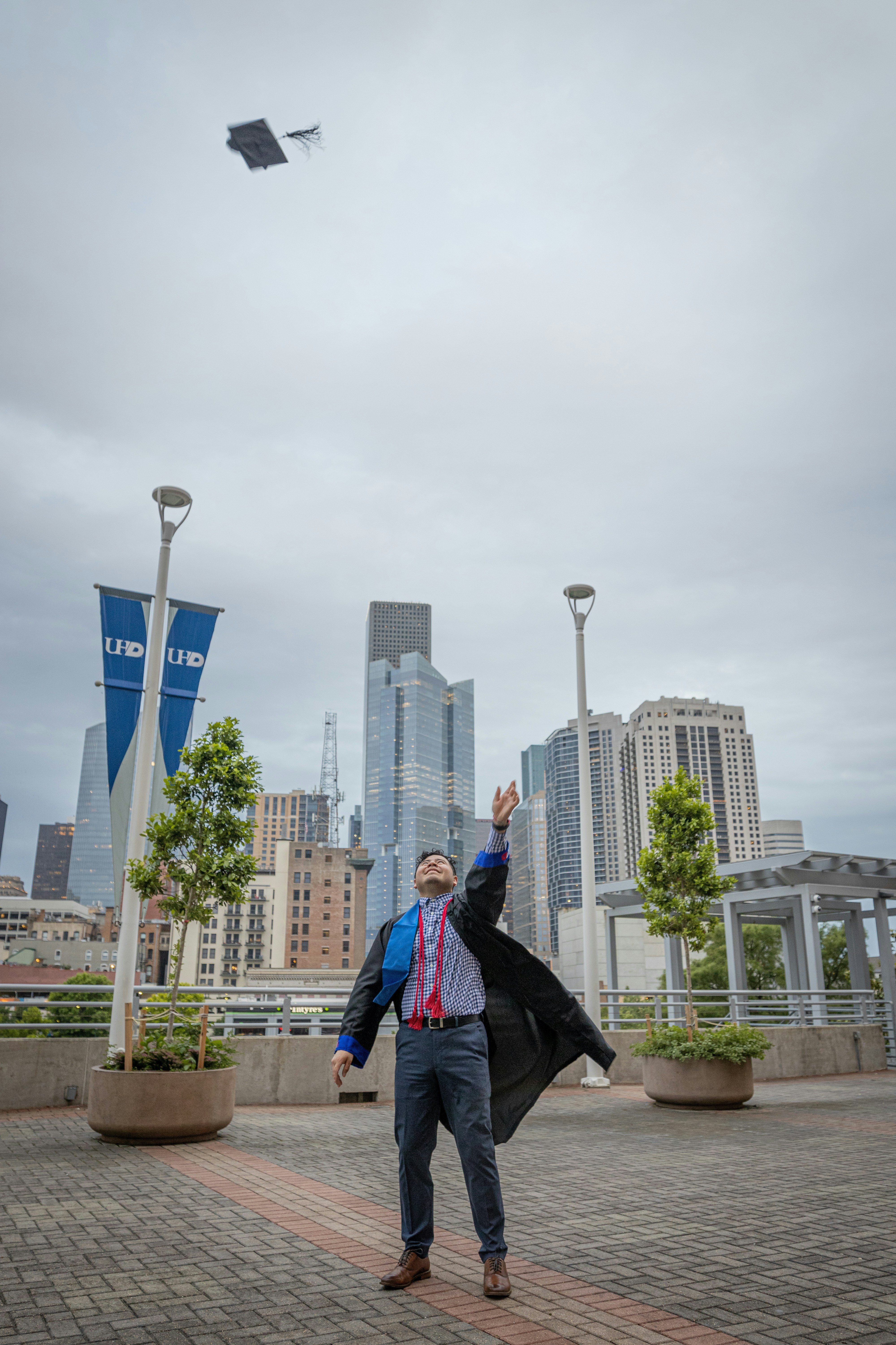 Un homme fait voler un cerf-volant dans une ville