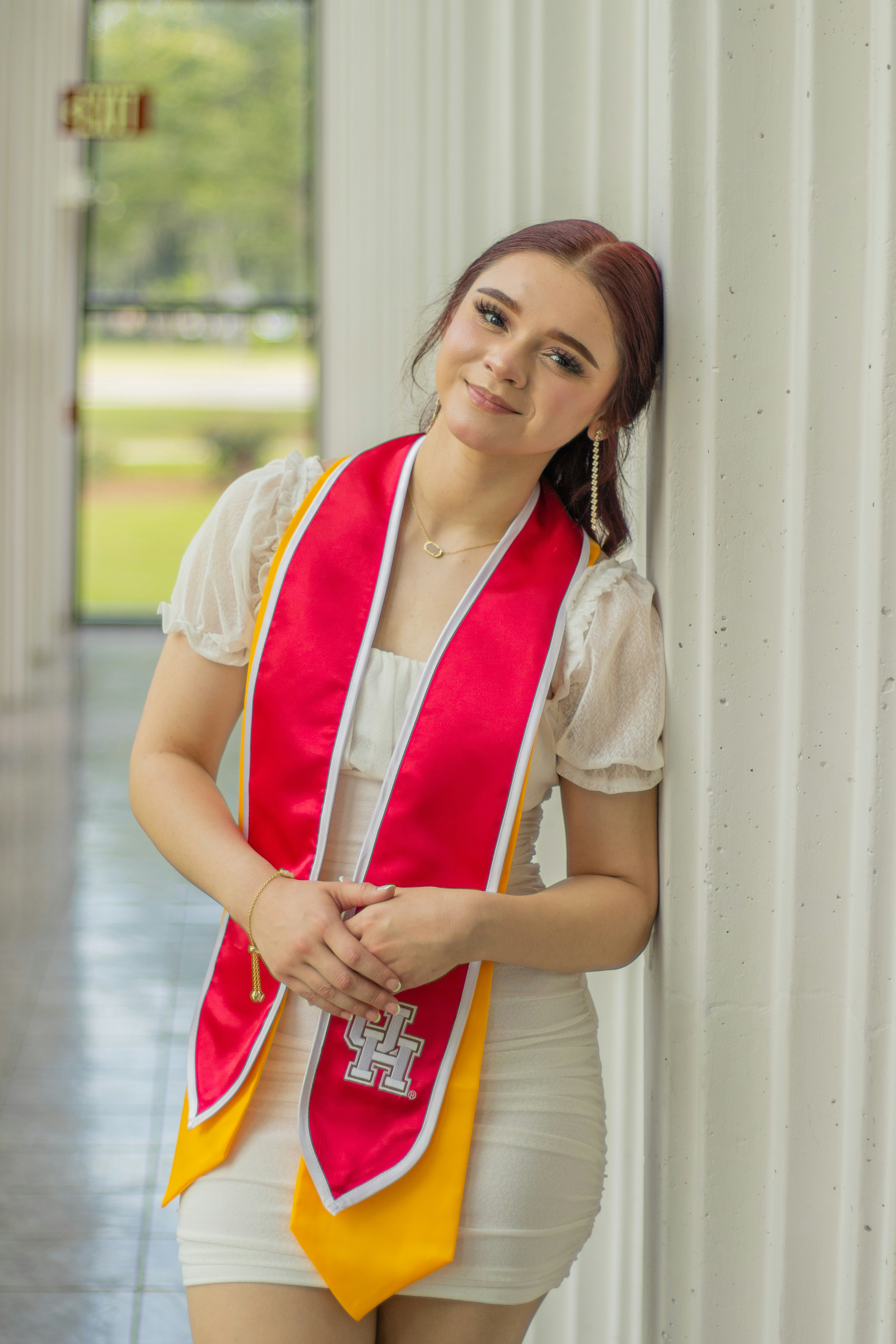 une femme portant une écharpe rouge et jaune