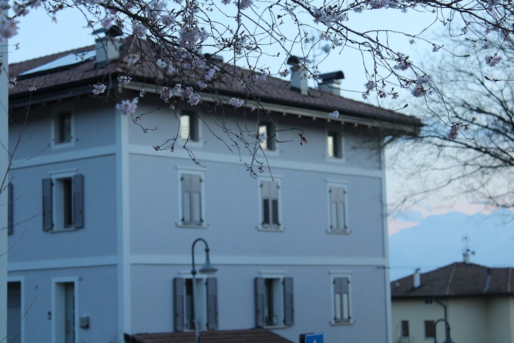 Un grand bâtiment blanc avec beaucoup de fenêtres