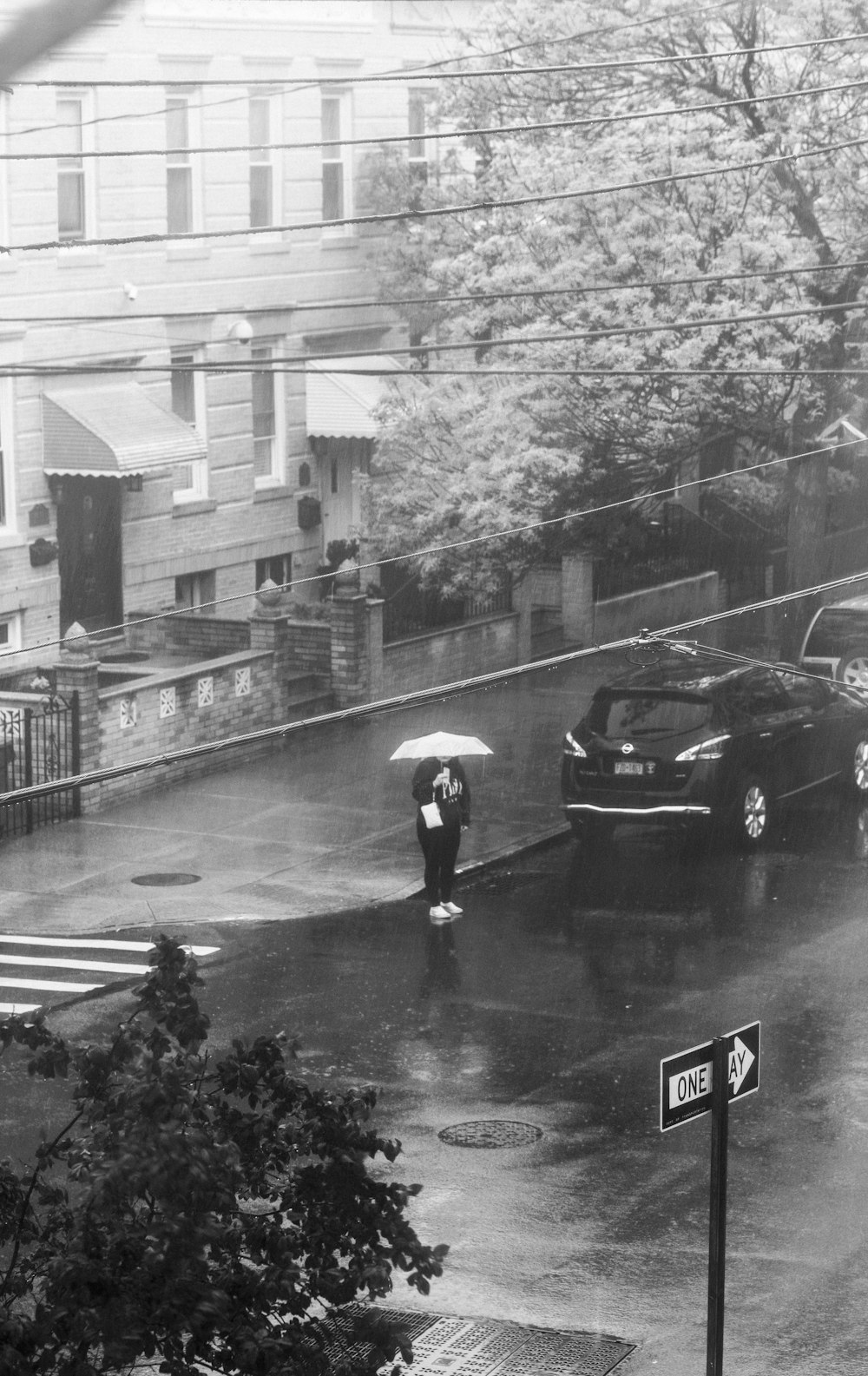 Una foto en blanco y negro de una persona sosteniendo un paraguas