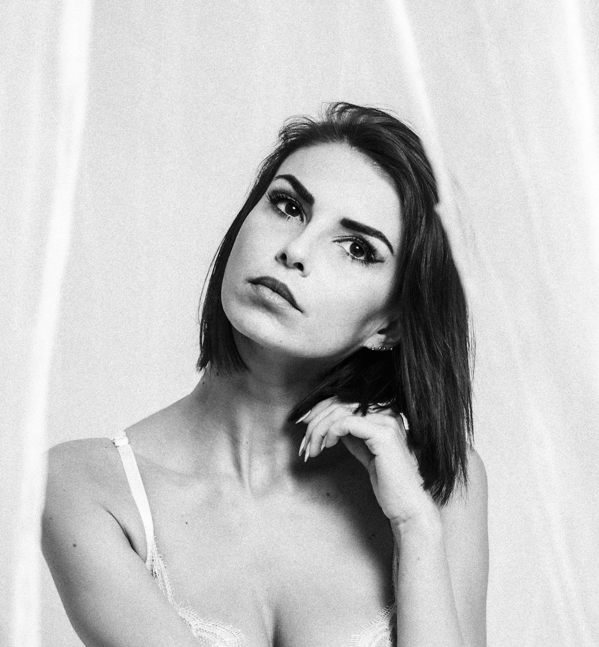 Retrato artístico boudoir de una mujer adulta en lencería, en blanco y negro, fotografía de muestra