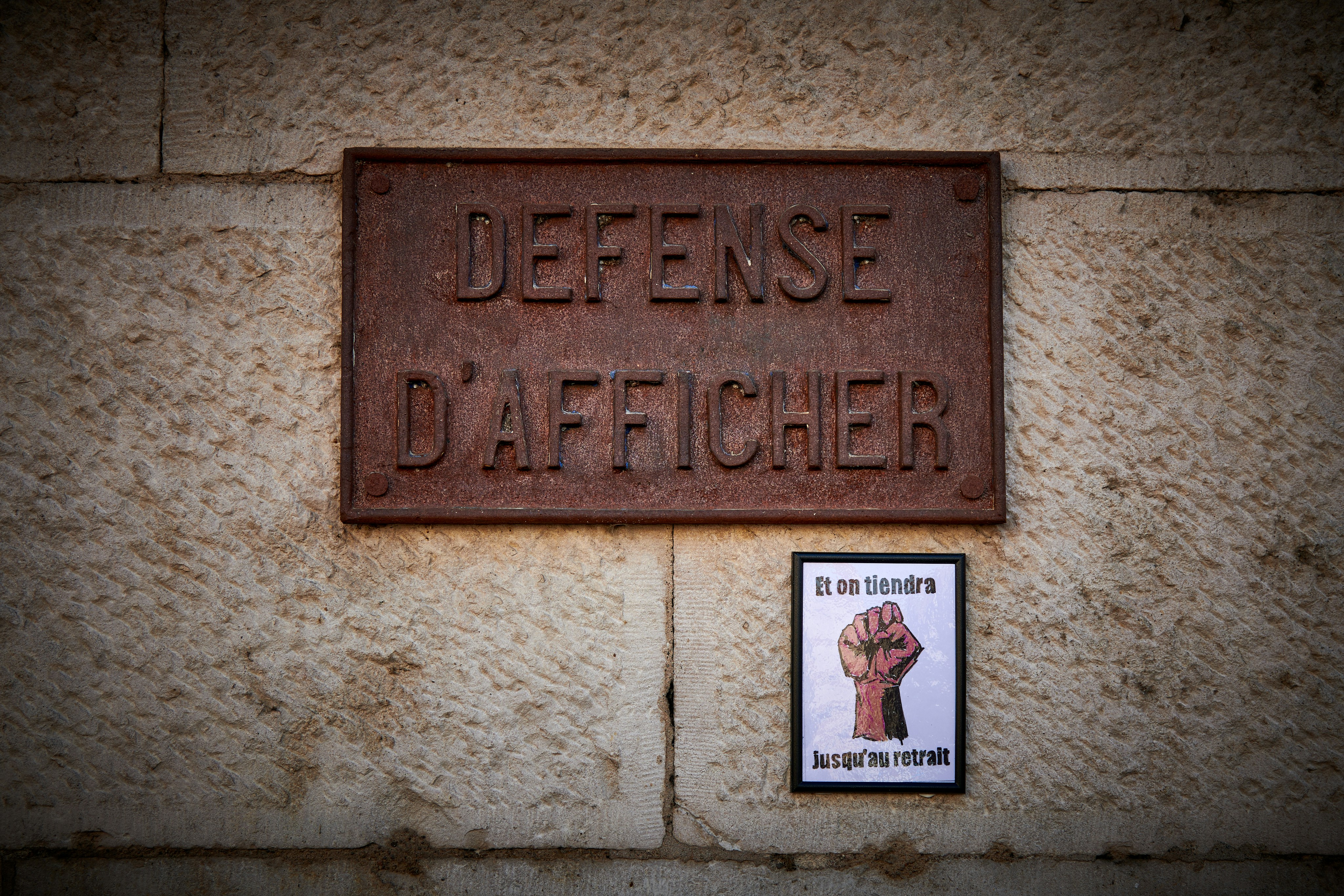 Image depicting a courtroom scene with a defense attorney presenting evidence to a judge and jury.
