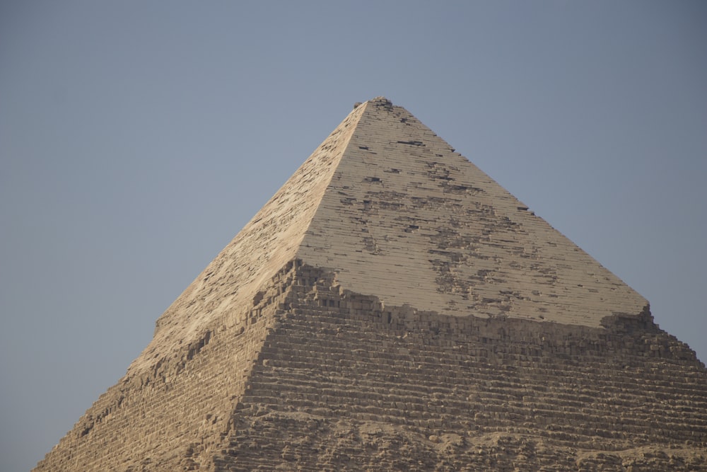 배경에 하늘이 있는 매우 높은 피라미드