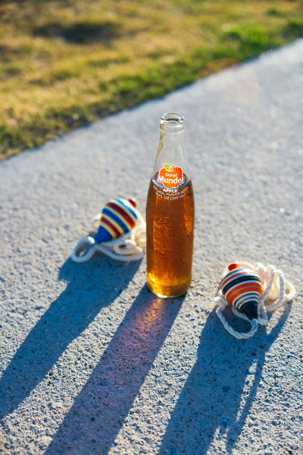 eine Flasche Bier, die neben einem Paar Schuhe sitzt