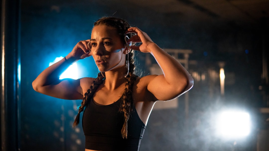 Paid media woman with plats workout - Photo by Jacob Diehl Gouw | best digital marketing - London, Bristol and Bath marketing agency