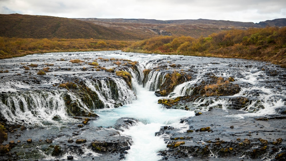 Una pequeña cascada en medio de un río