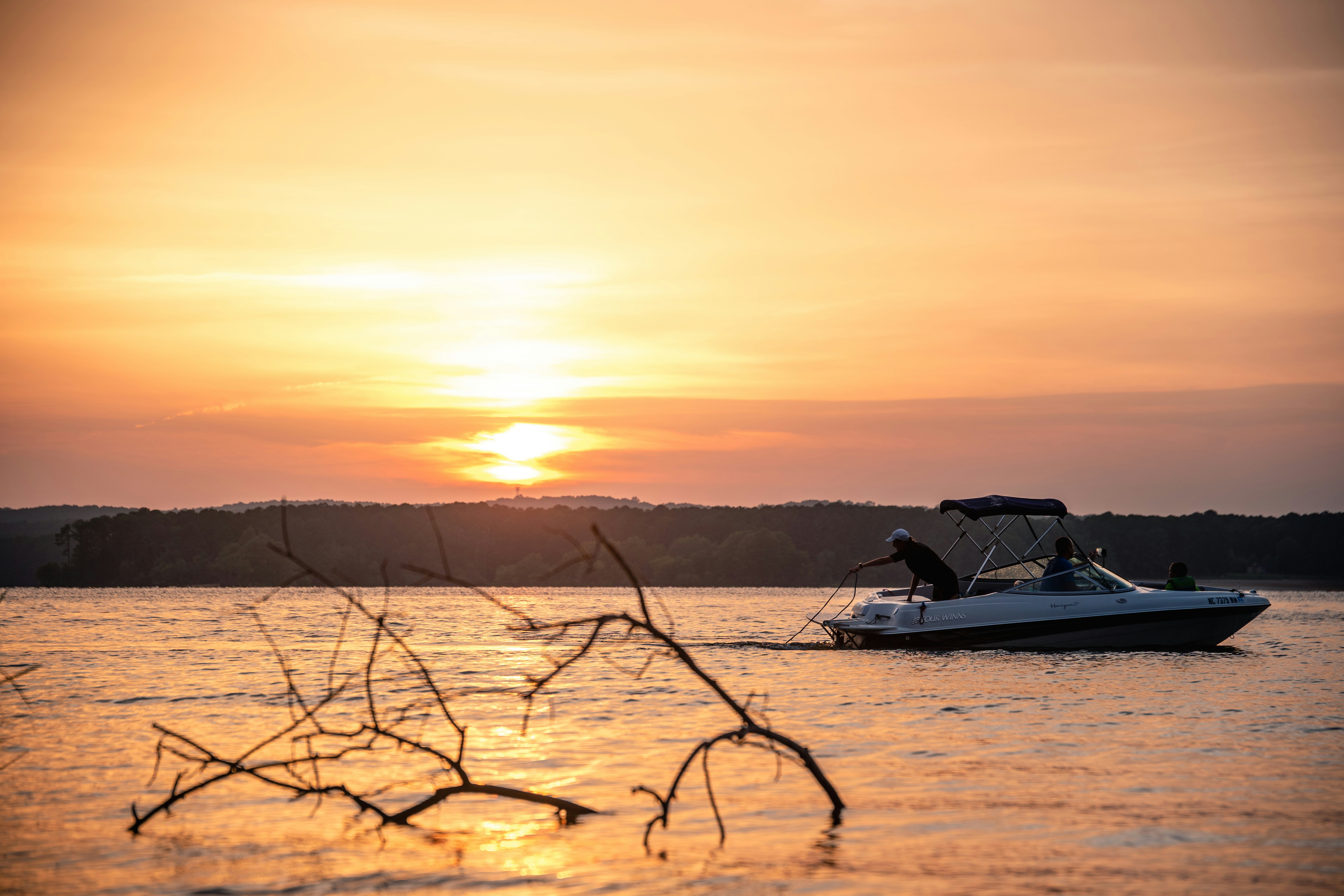Bote de pesca en un lago al atardecer, estilo similar al slot