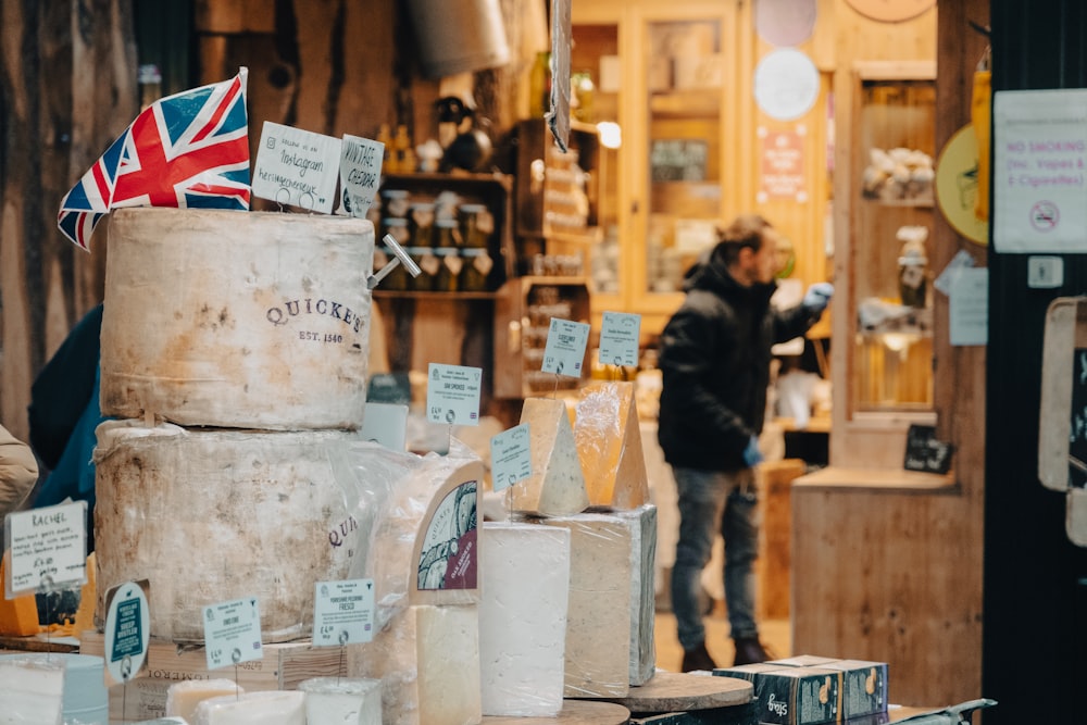 uma bandeira britânica está em cima de uma banca de queijo