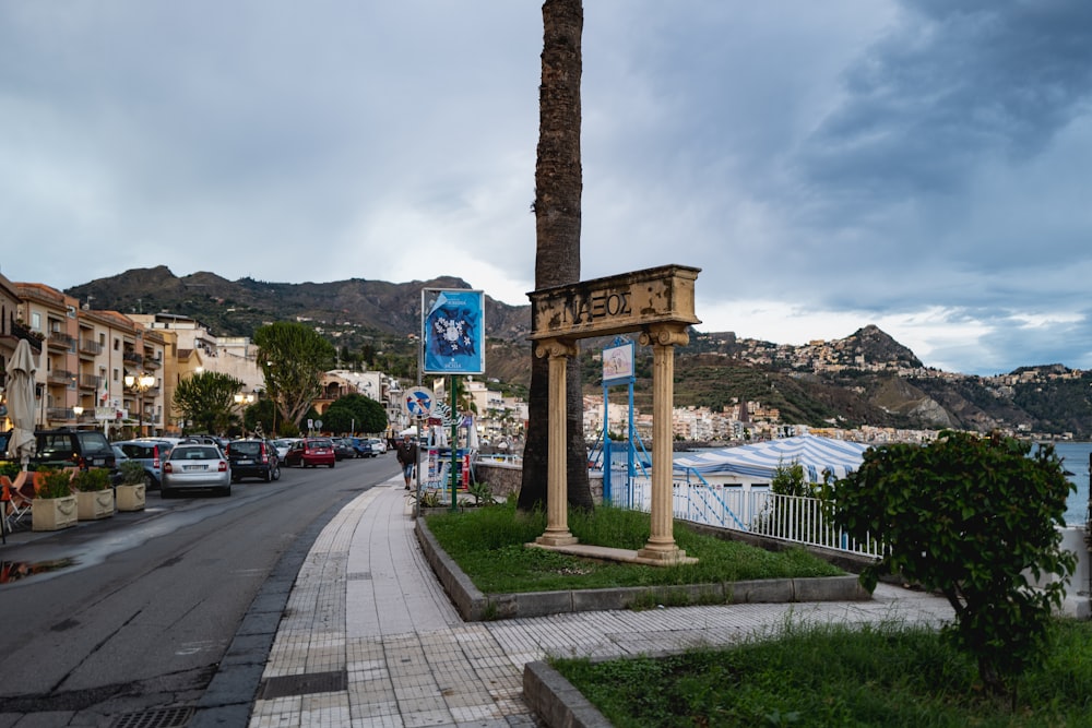 eine Straße mit einer Palme an der Seite