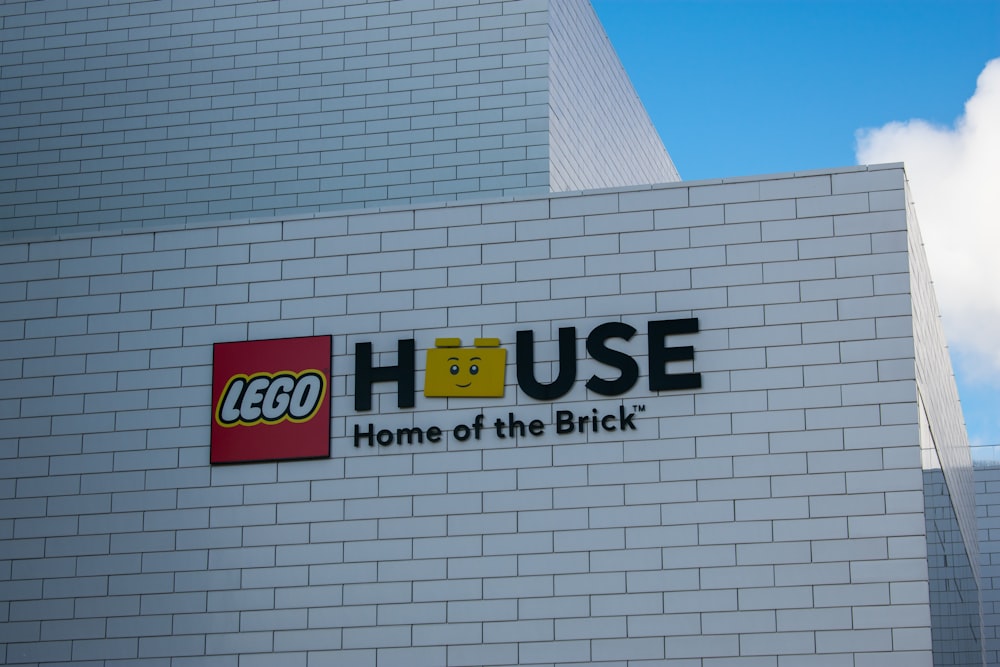 Un bâtiment en briques blanches avec un logo LEGO dessus
