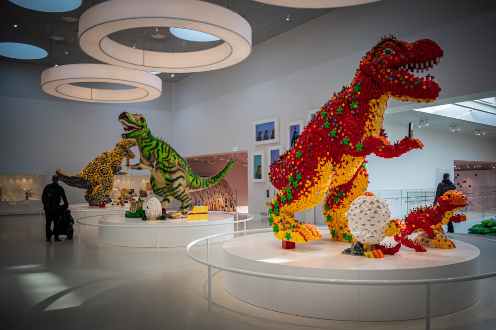 um grupo de dinossauros lego em exposição em um museu