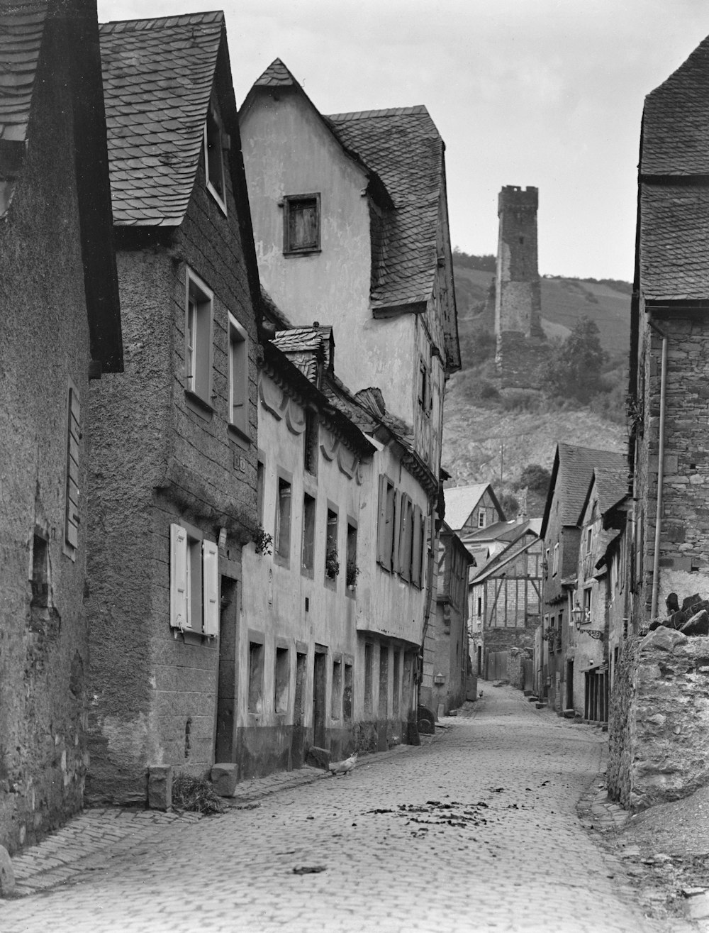 a black and white photo of a cobblestone street