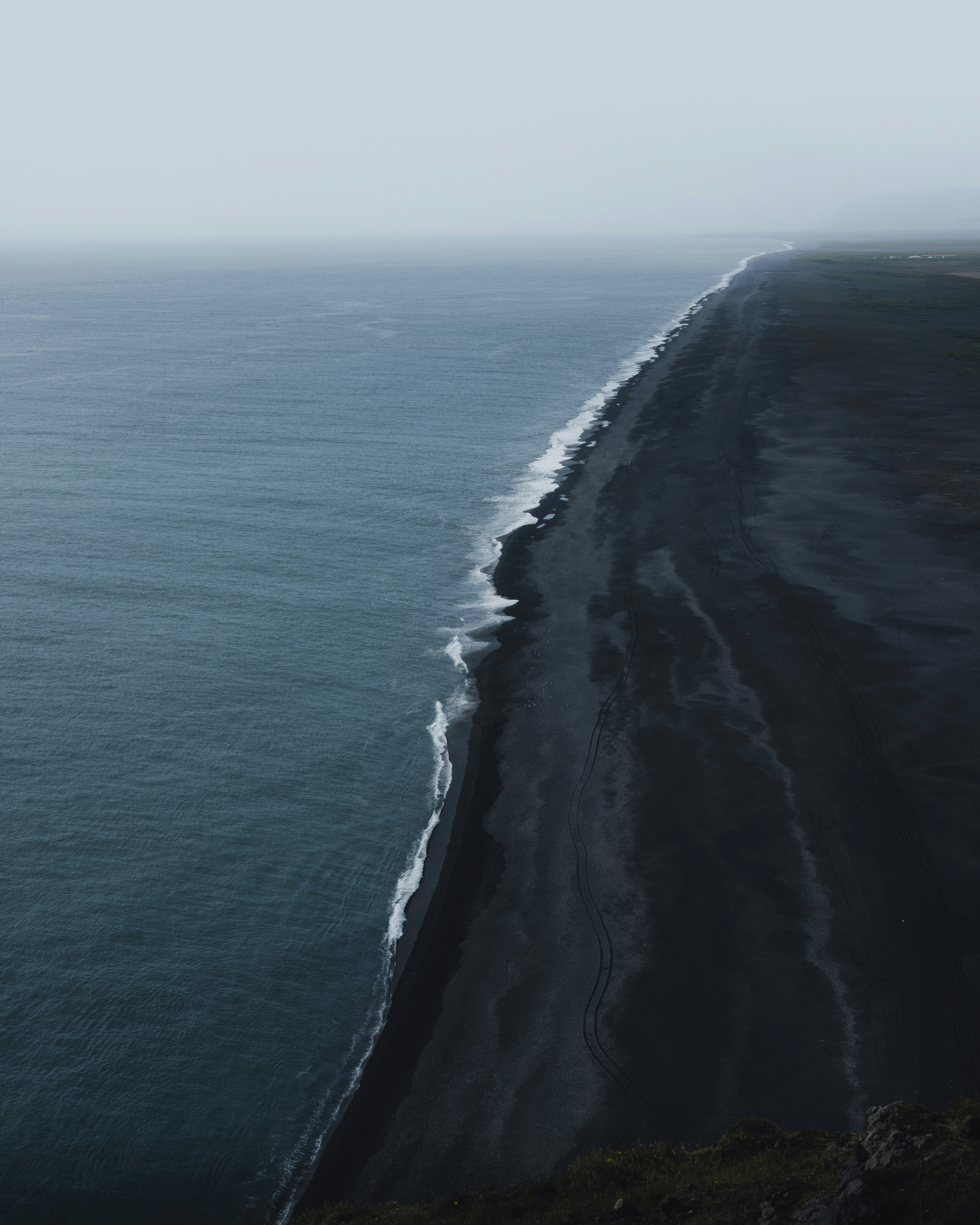 霧の日の黒砂のビーチの空撮