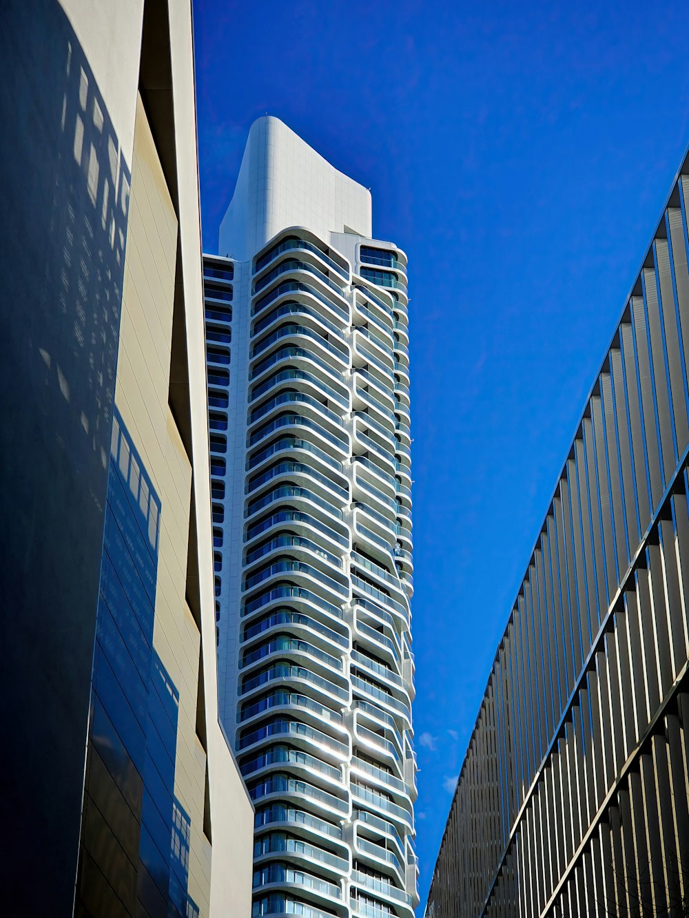 un très grand bâtiment à côté d’un très grand immeuble