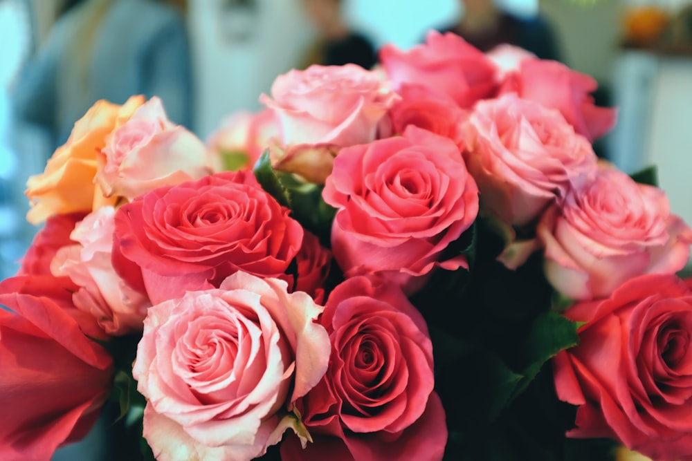 花瓶の中のピンクと黄色のバラの束