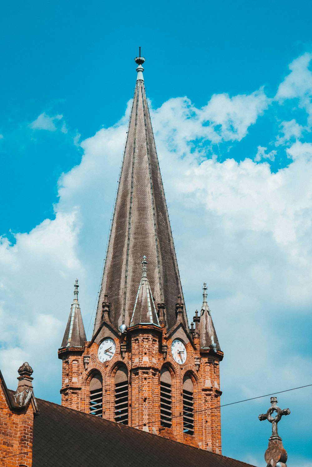 un campanario de iglesia con un reloj