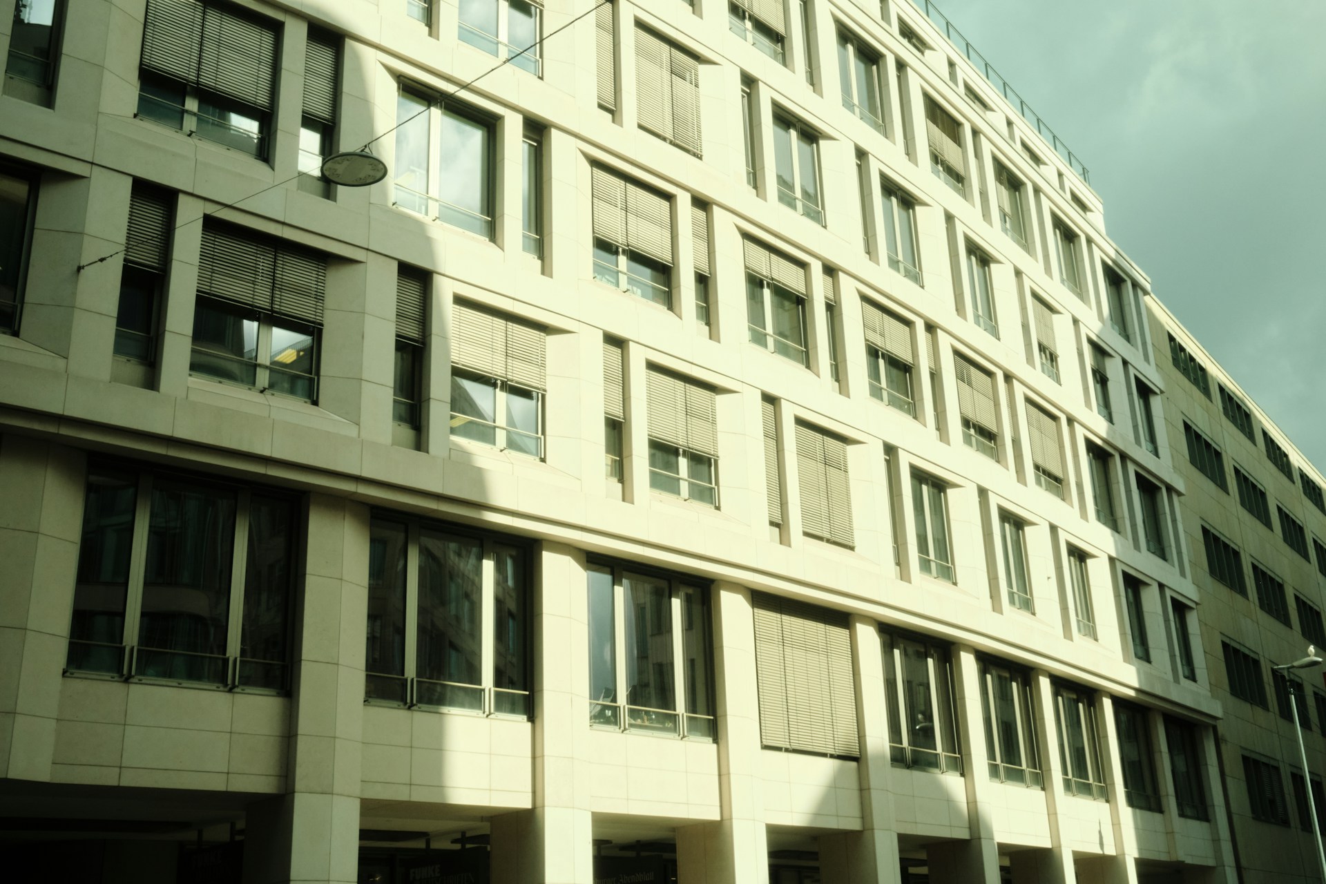 gray computer monitor