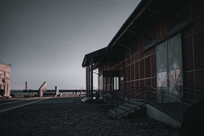 a black and white photo of a building