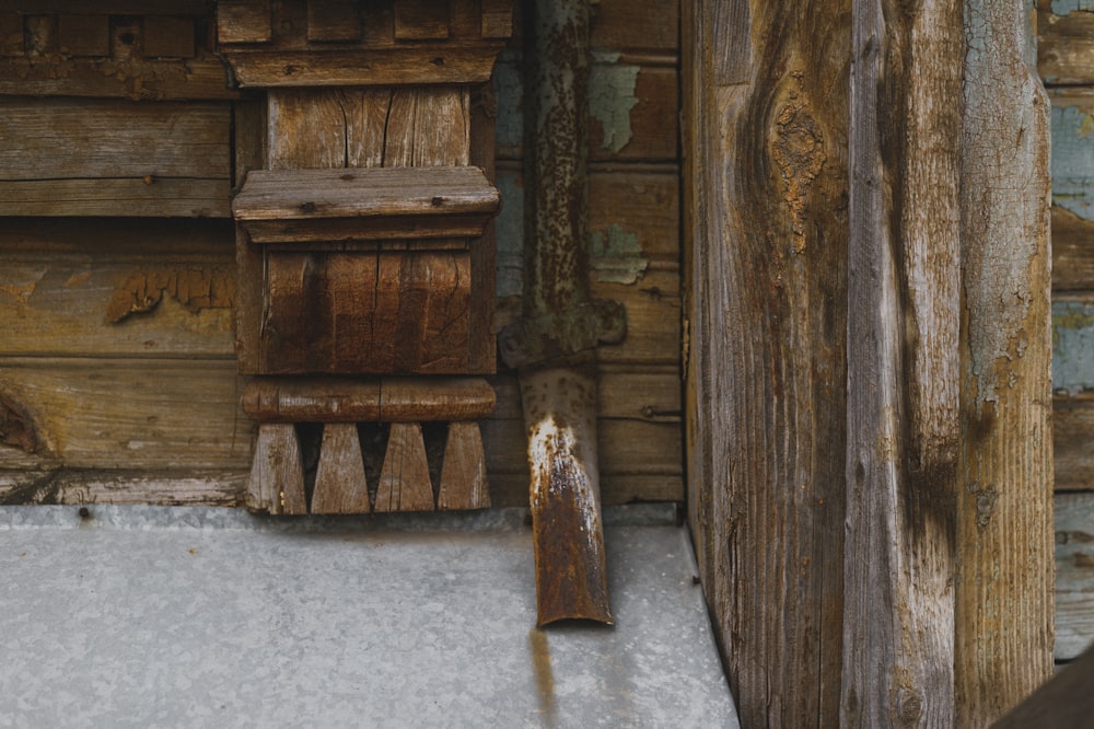 un primo piano di un pezzo di legno a terra