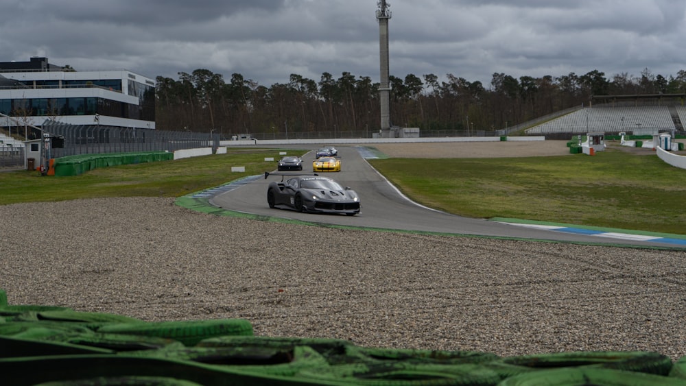 Dos coches de carreras conduciendo en una pista de carreras