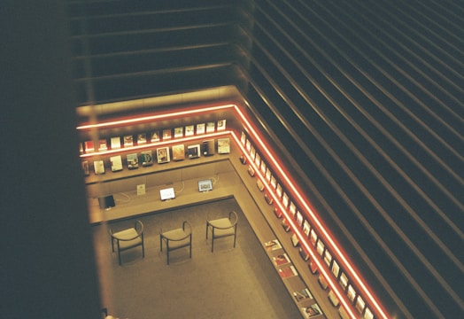 a room with a lot of tables and chairs