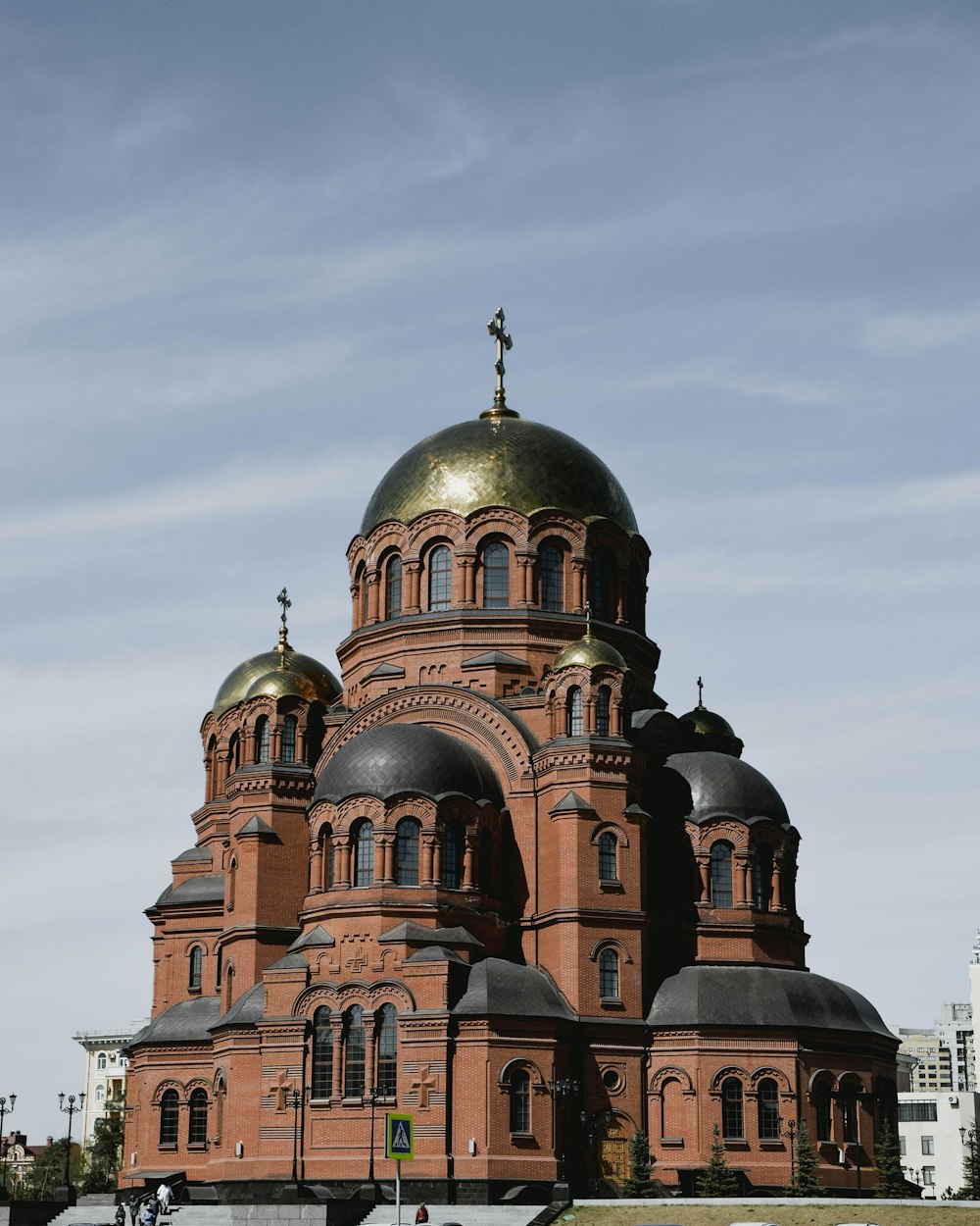 Un gran edificio con una cúpula dorada en la parte superior