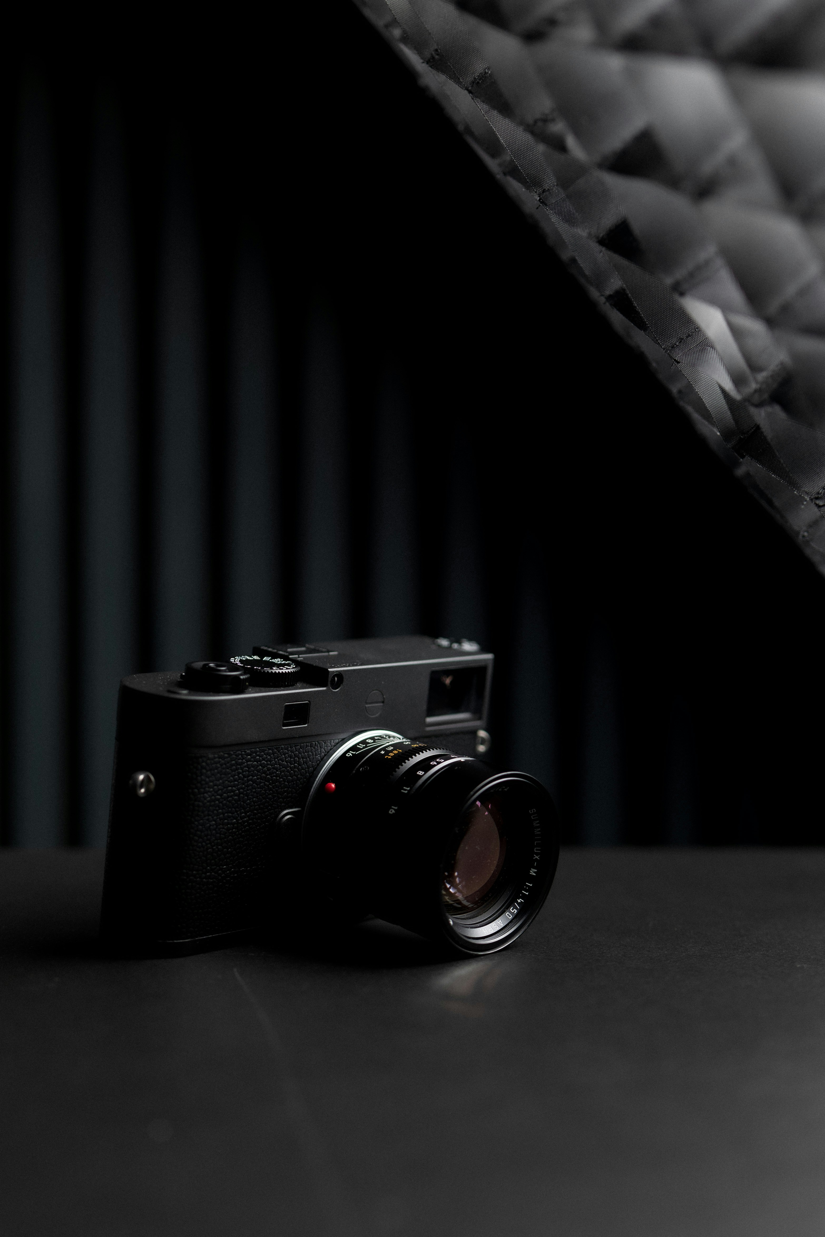 Eine schwarze Kamera, die auf einem Tisch sitzt