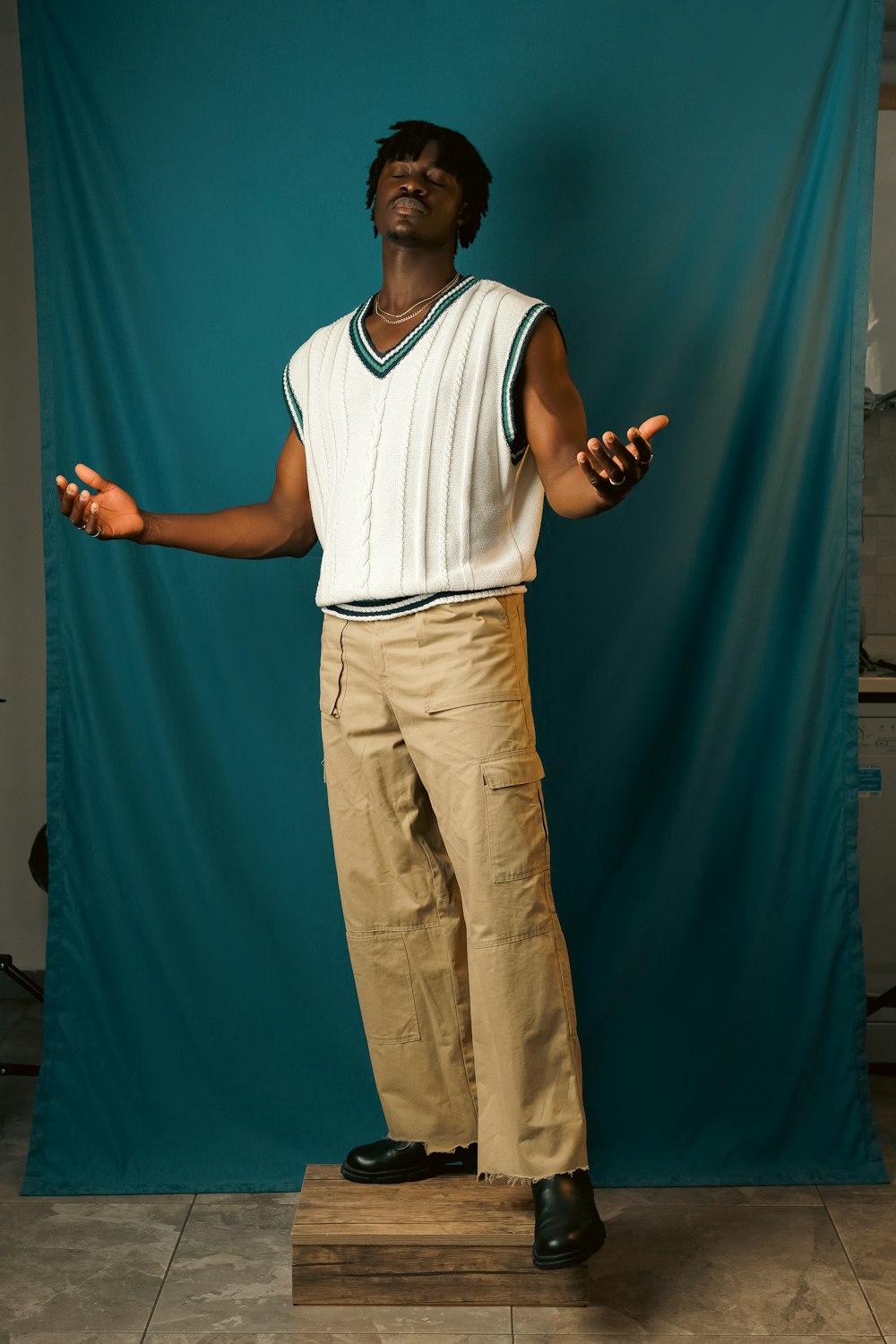 Hay una tendencia gesto Virgen Foto Un hombre con una camisa blanca y pantalones caqui parado frente a un  – Imagen Creativo gratis en Unsplash