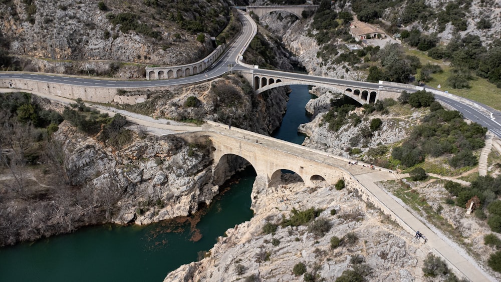 una veduta aerea di un ponte su un fiume