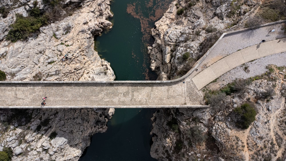 une personne traversant un pont au-dessus d’une rivière
