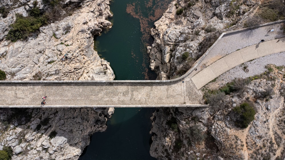 Una persona caminando a través de un puente sobre un río