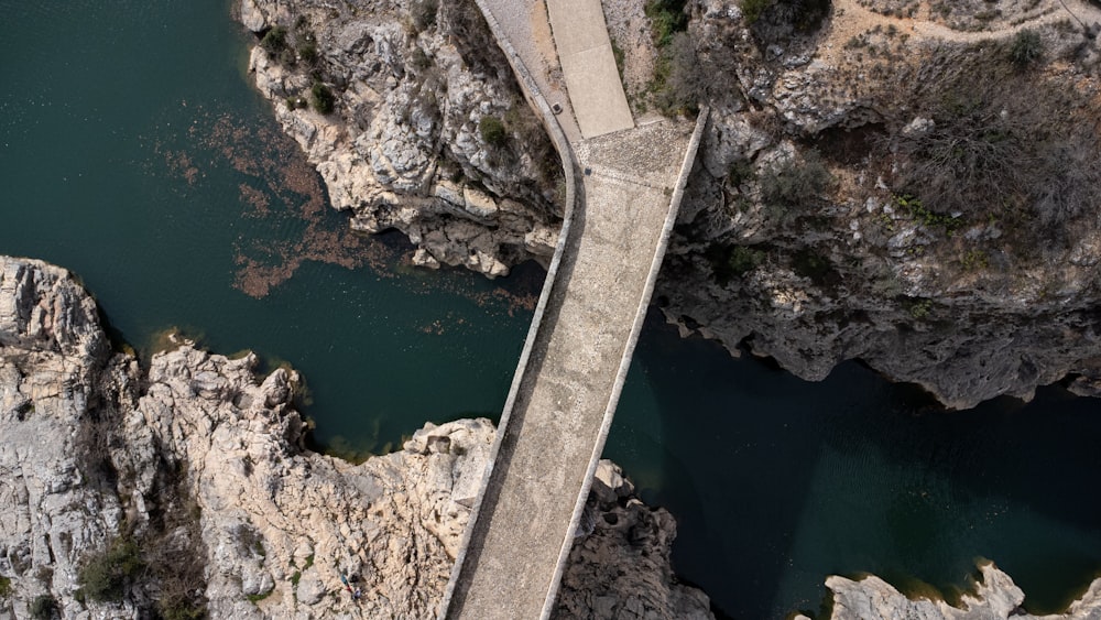 una veduta aerea di un ponte su uno specchio d'acqua