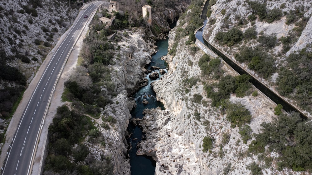 Una vista aérea de una carretera y un río