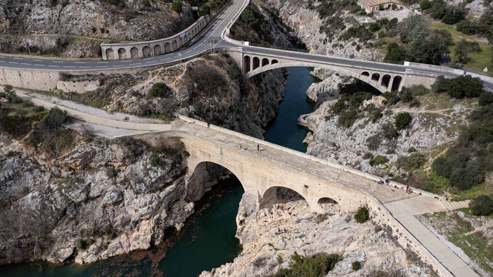 una veduta aerea di un ponte su un fiume