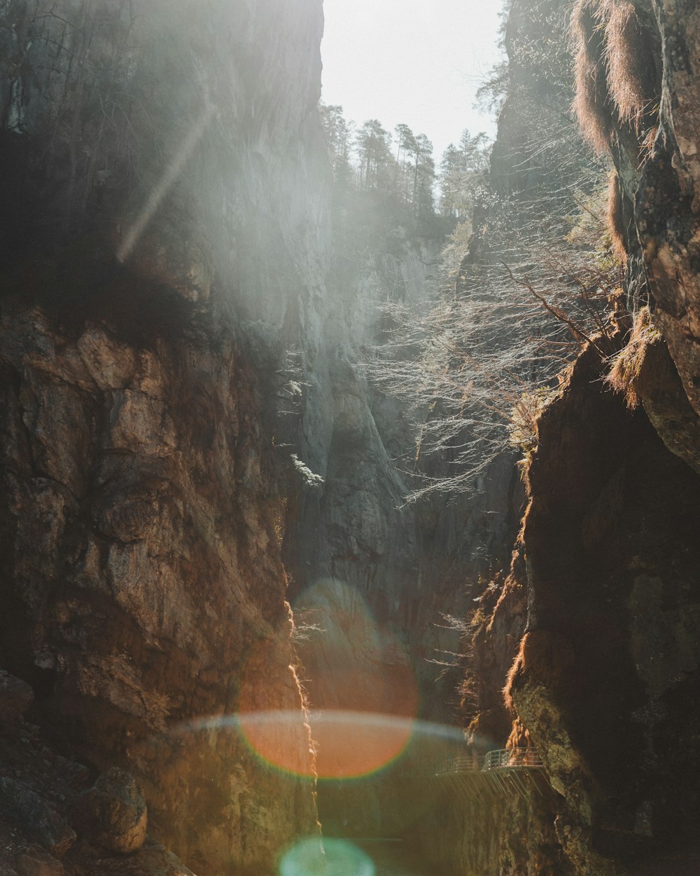 Die Sonne scheint hell durch die Felsen in einer Schlucht