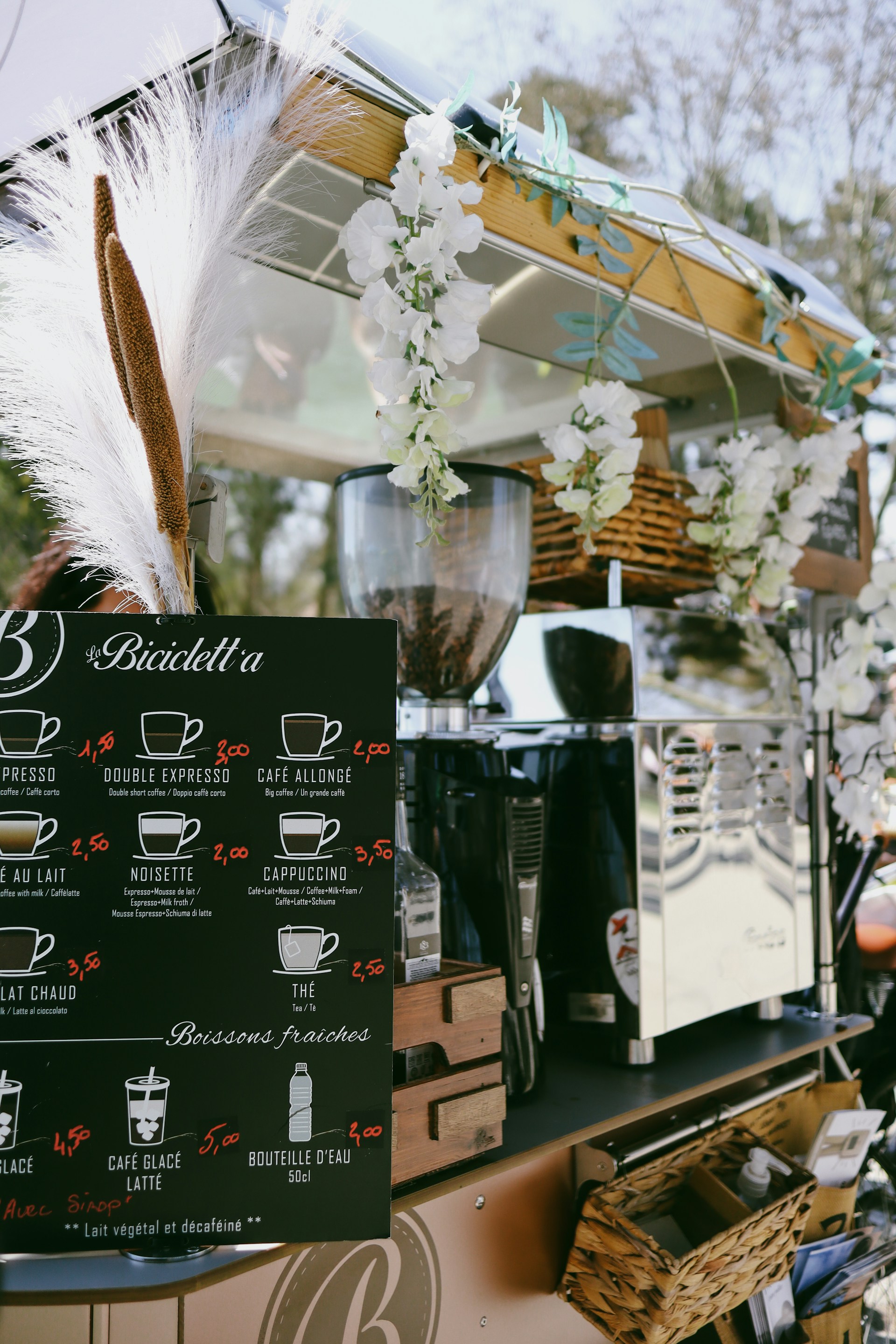 black and white bed linen