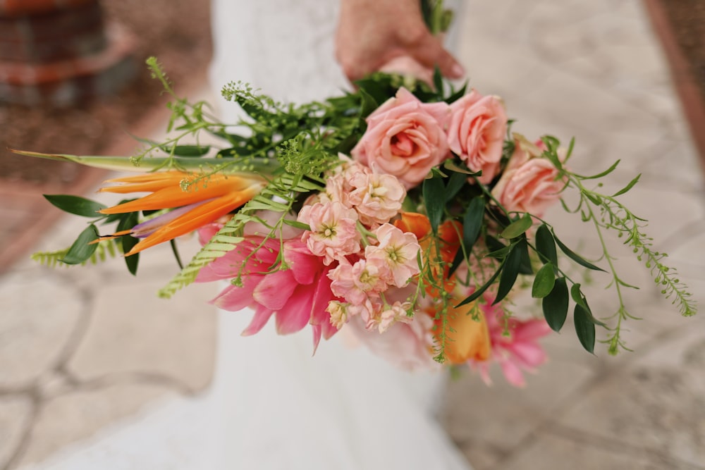 Eine Braut, die an ihrem Hochzeitstag einen Blumenstrauß hält