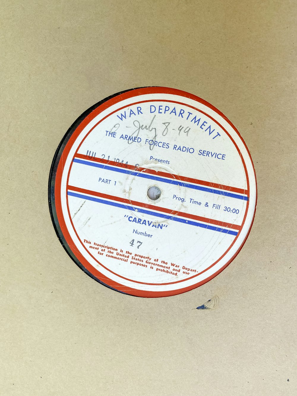 Eine Schallplatte mit einem Etikett darauf, die auf einem Tisch sitzt